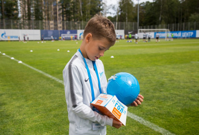 Воспитанник Академии вручает приз Антону Заболотному «G-Drive. Лучший гол сезона-2017/18»