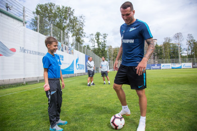 Воспитанник Академии вручает приз Антону Заболотному «G-Drive. Лучший гол сезона-2017/18»