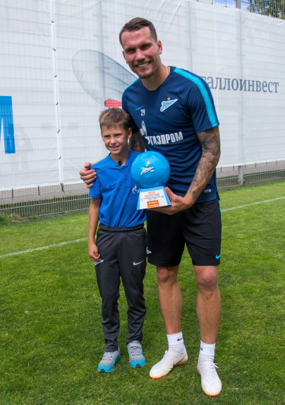 Воспитанник Академии вручает приз Антону Заболотному «G-Drive. Лучший гол сезона-2017/18»