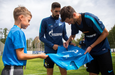Воспитанник Академии вручает приз Антону Заболотному «G-Drive. Лучший гол сезона-2017/18»