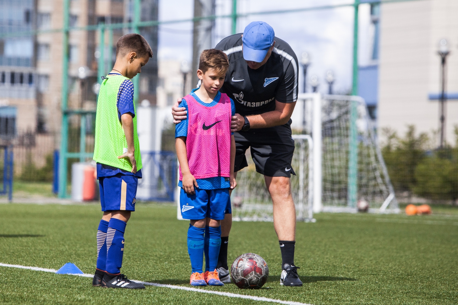 «Большой фестиваль футбола»: тренировка детей из тренировочного лагеря Академии