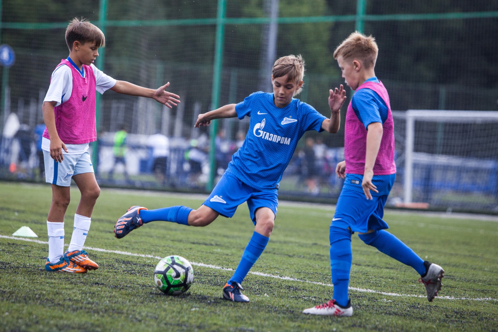 «Большой фестиваль футбола»: тренировка детей из тренировочного лагеря Академии