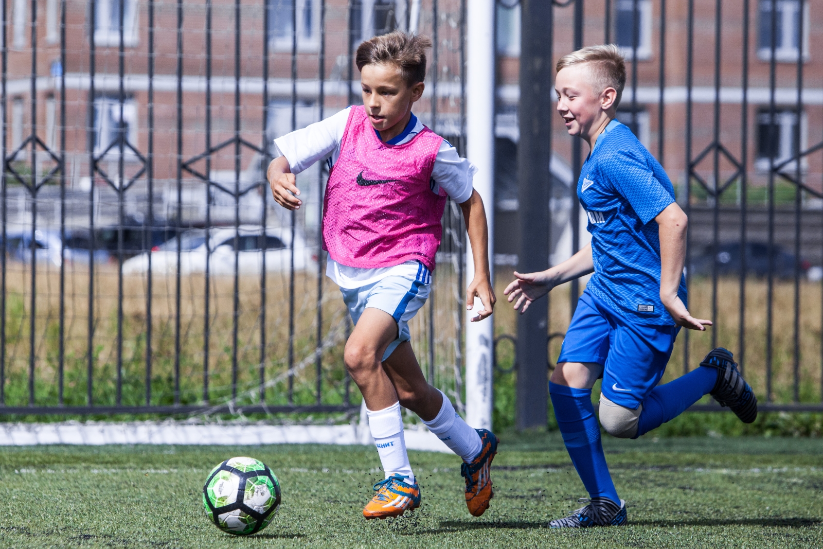 «Большой фестиваль футбола»: тренировка детей из тренировочного лагеря Академии