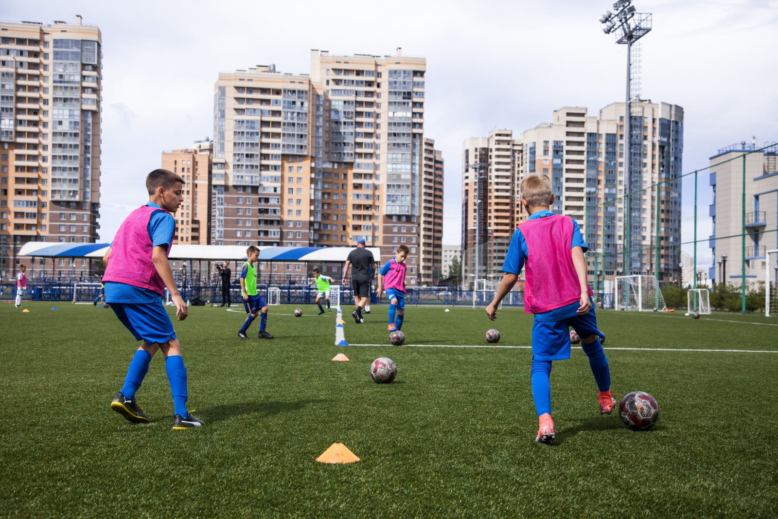 «Большой фестиваль футбола»: тренировка детей из тренировочного лагеря Академии
