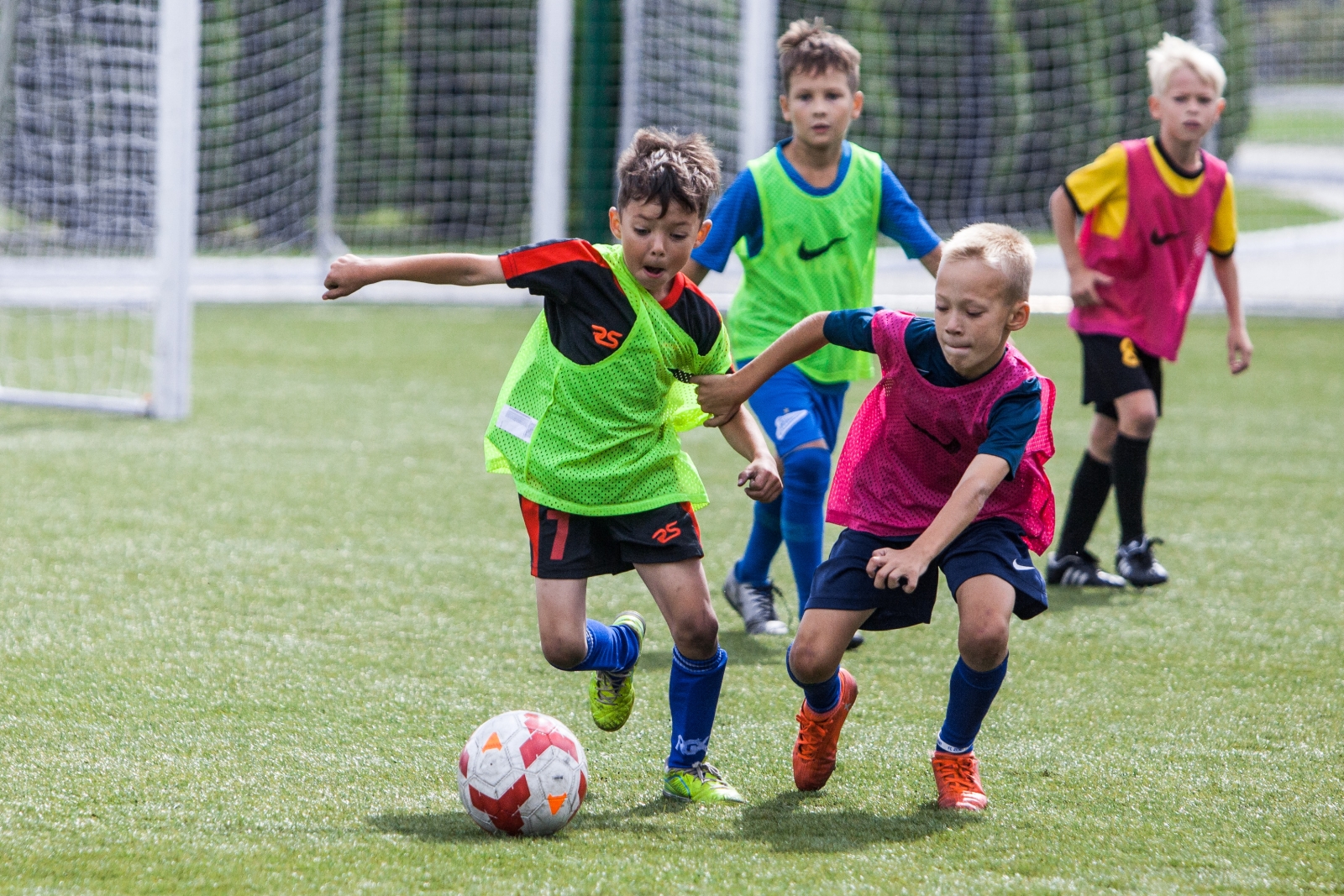 «Большой фестиваль футбола»: тренировка детей из тренировочного лагеря Академии