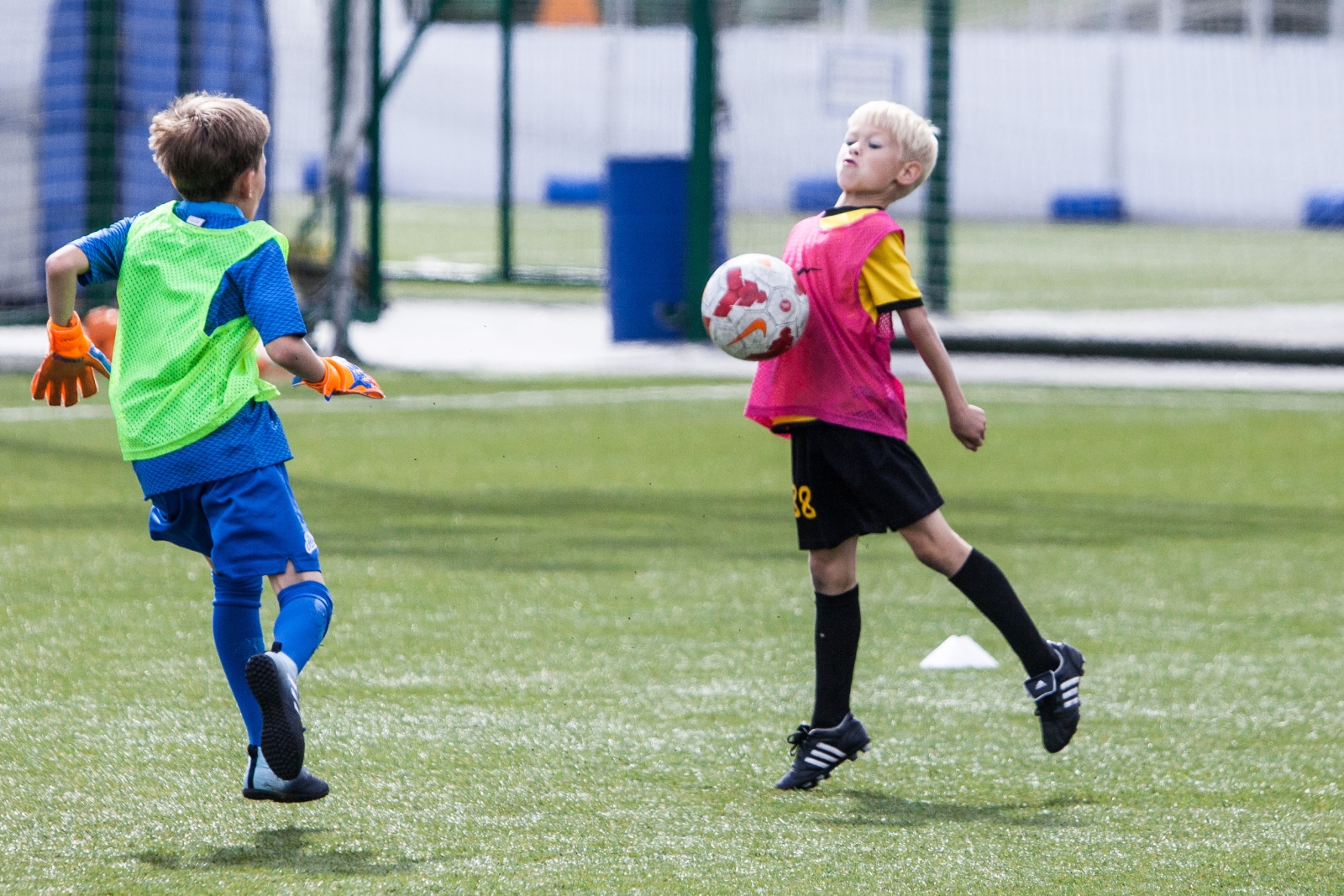 «Большой фестиваль футбола»: тренировка детей из тренировочного лагеря Академии