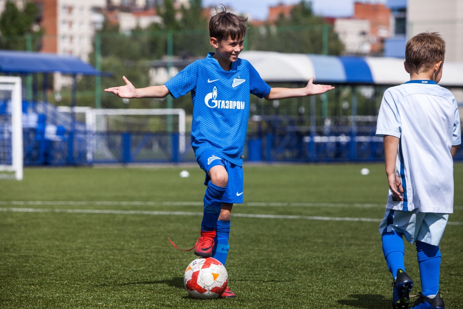 «Большой фестиваль футбола»: тренировка детей из тренировочного лагеря Академии