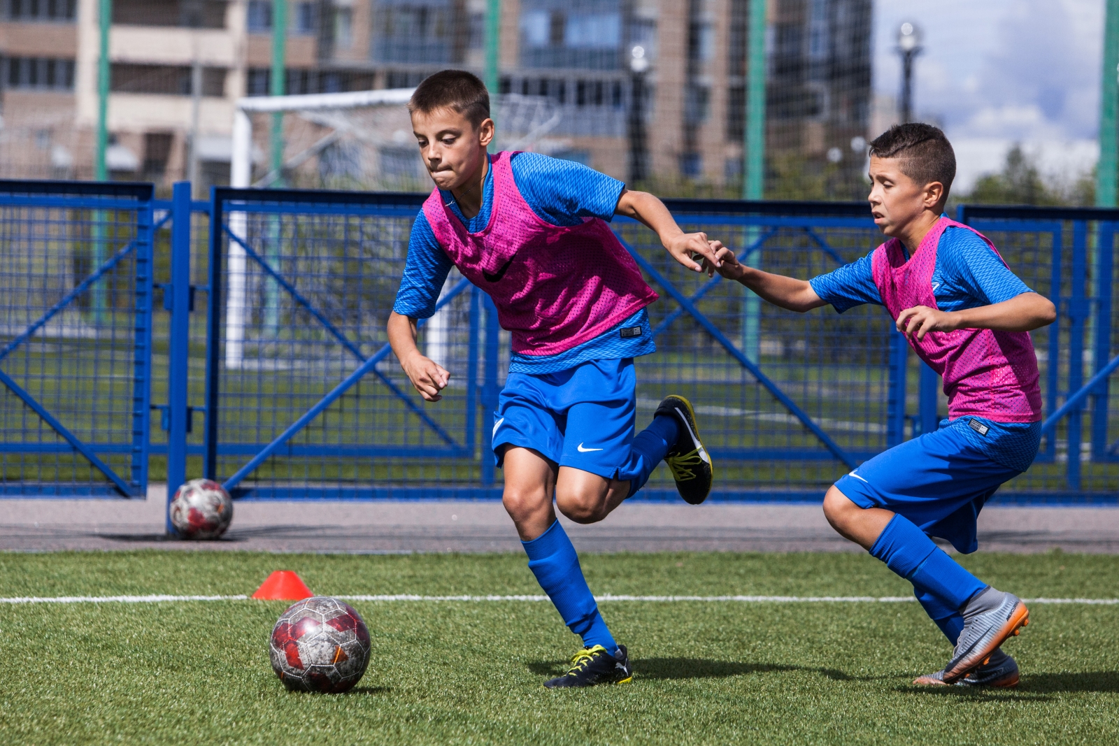 «Большой фестиваль футбола»: тренировка детей из тренировочного лагеря Академии