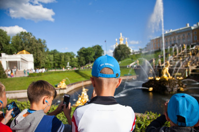 Большой фестиваль футбола: дети из тренировочного лагеря Академии на экскурсии в Петергофе