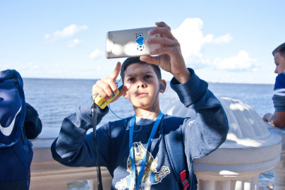 Большой фестиваль футбола: дети из тренировочного лагеря Академии на экскурсии в Петергофе