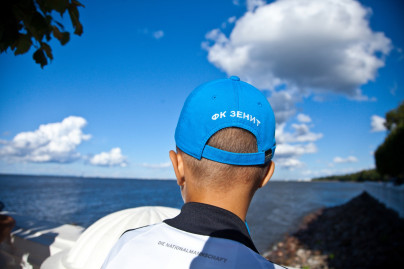 Большой фестиваль футбола: дети из тренировочного лагеря Академии на экскурсии в Петергофе