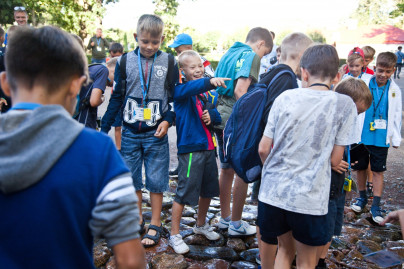 Большой фестиваль футбола: дети из тренировочного лагеря Академии на экскурсии в Петергофе
