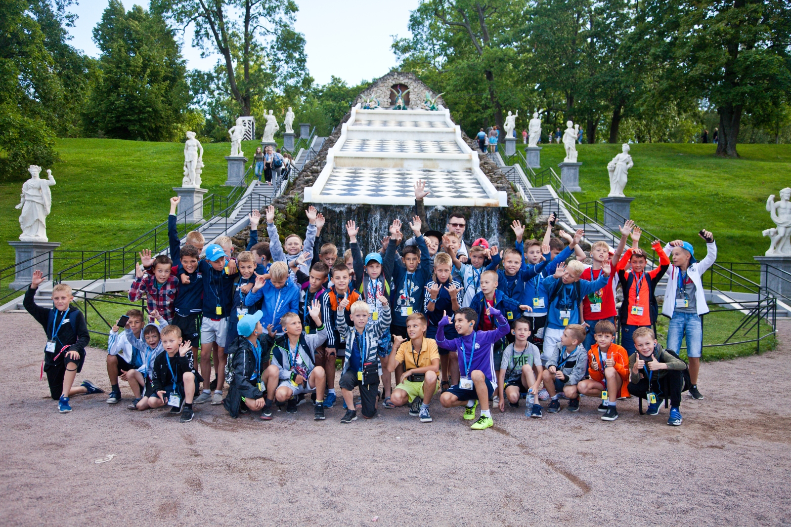 Большой фестиваль футбола: дети из тренировочного лагеря Академии на экскурсии в Петергофе