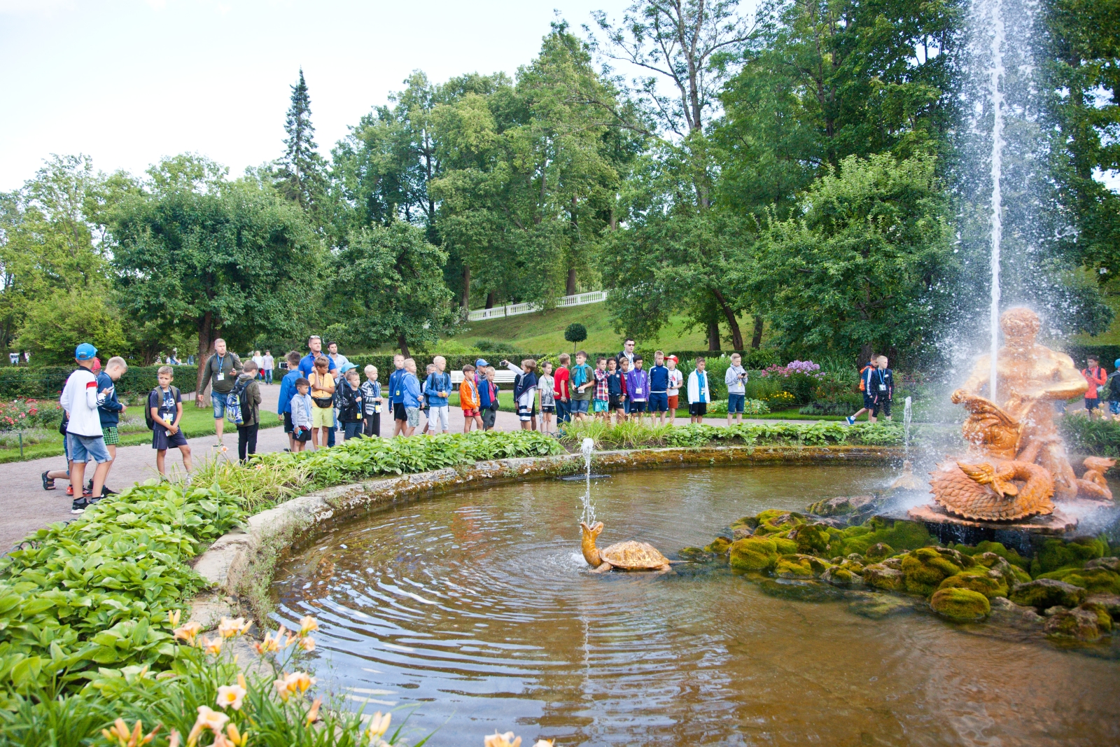 Большой фестиваль футбола: дети из тренировочного лагеря Академии на экскурсии в Петергофе