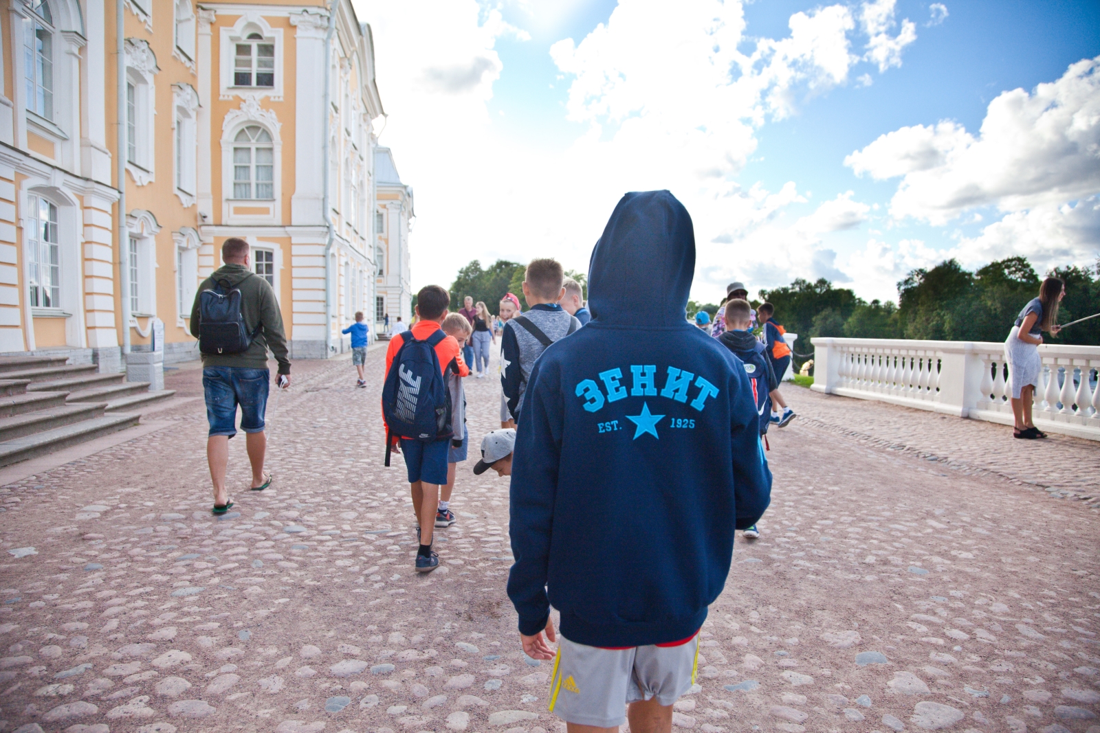 Большой фестиваль футбола: дети из тренировочного лагеря Академии на экскурсии в Петергофе