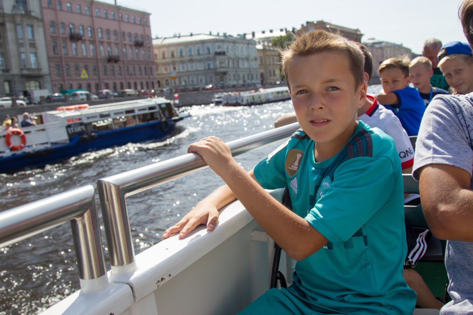Дети из тренировочного лагеря «Газпром»-Академии на экскурсии по рекам и каналам