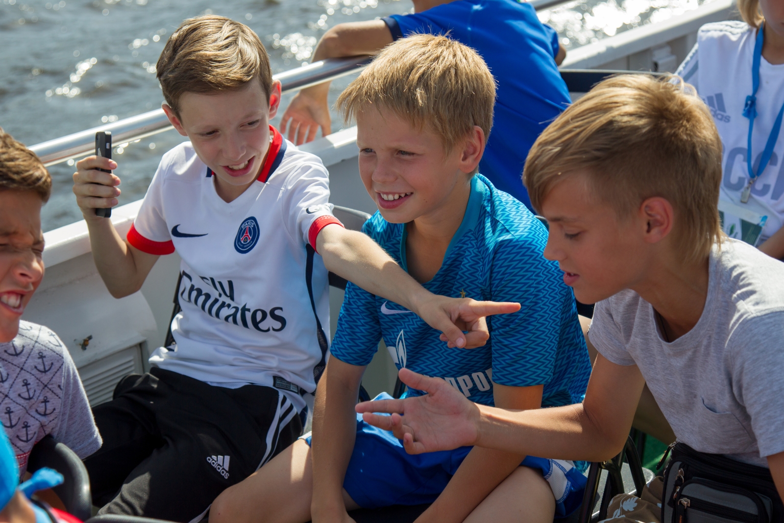 Дети из тренировочного лагеря «Газпром»-Академии на экскурсии по рекам и каналам