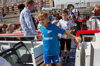 Дети из тренировочного лагеря «Газпром»-Академии на экскурсии по рекам и каналам