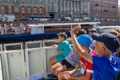 Дети из тренировочного лагеря «Газпром»-Академии на экскурсии по рекам и каналам
