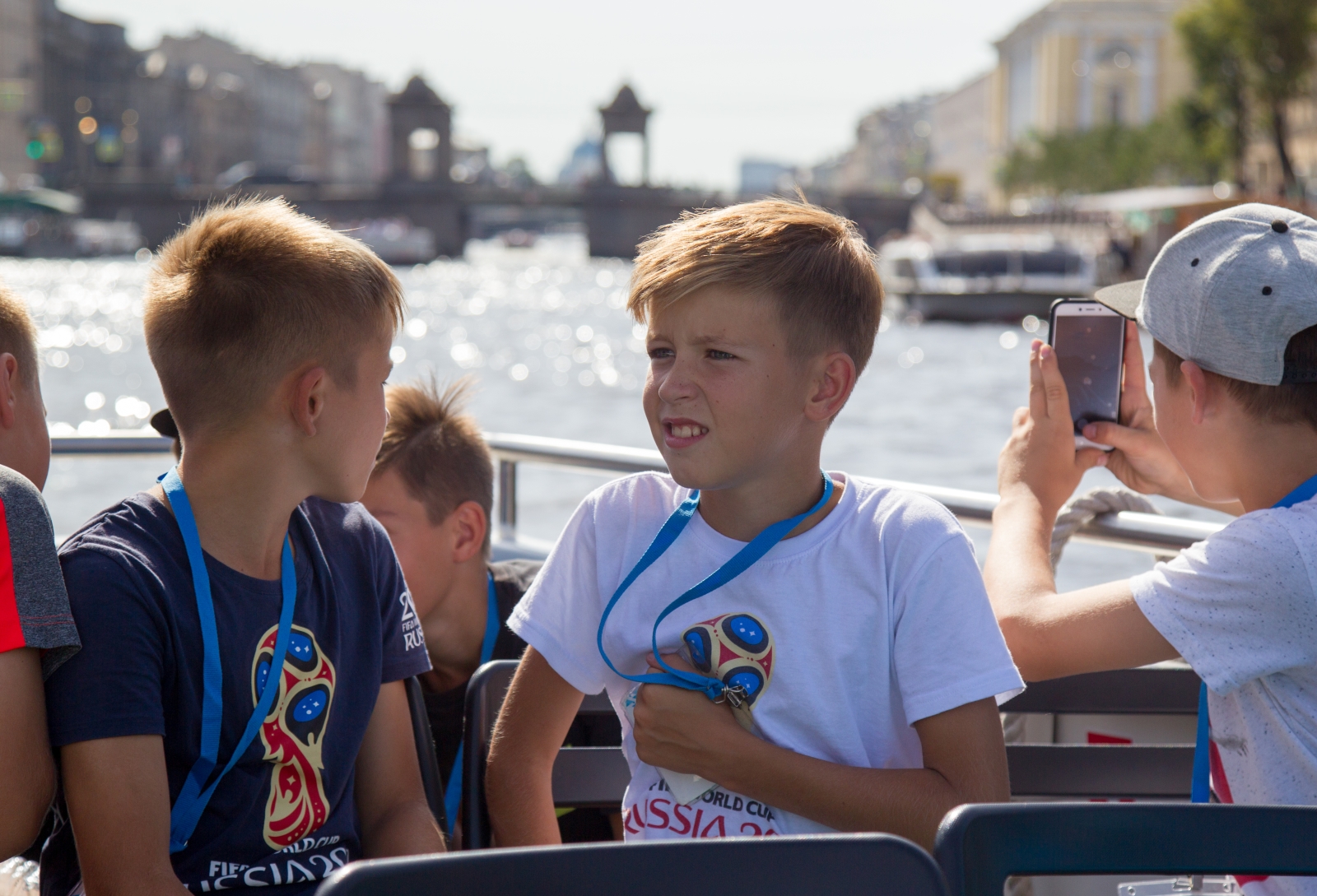 Дети из тренировочного лагеря «Газпром»-Академии на экскурсии по рекам и каналам