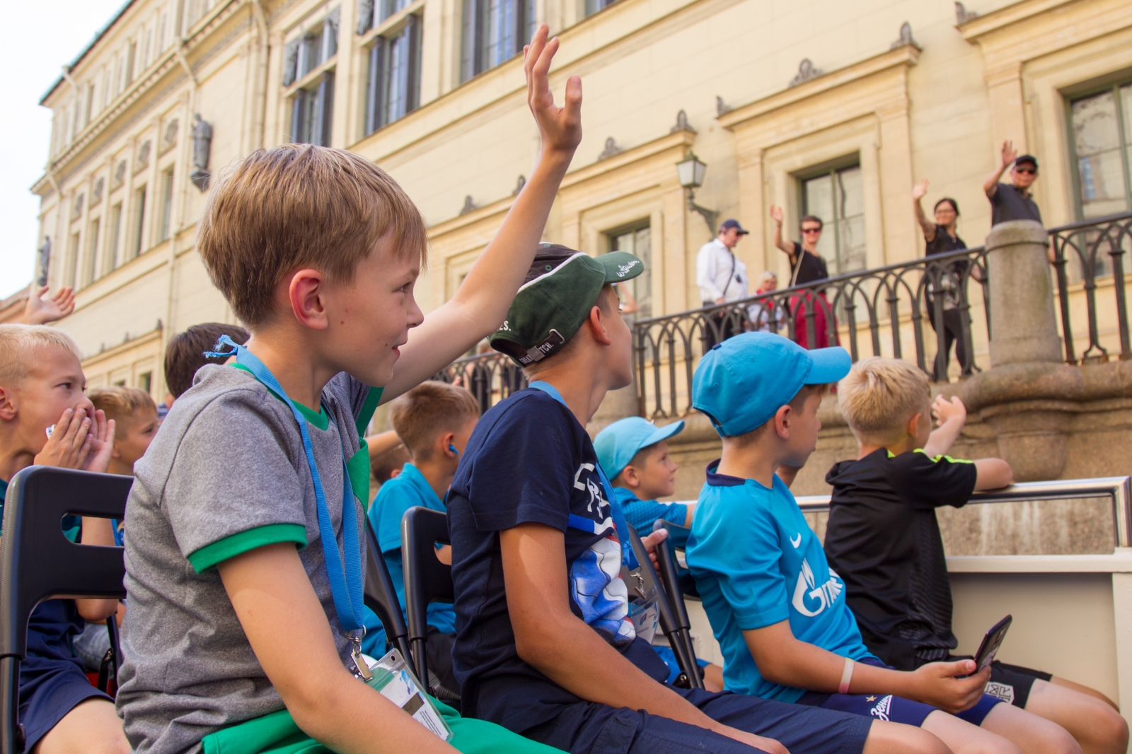 Дети из тренировочного лагеря «Газпром»-Академии на экскурсии по рекам и каналам