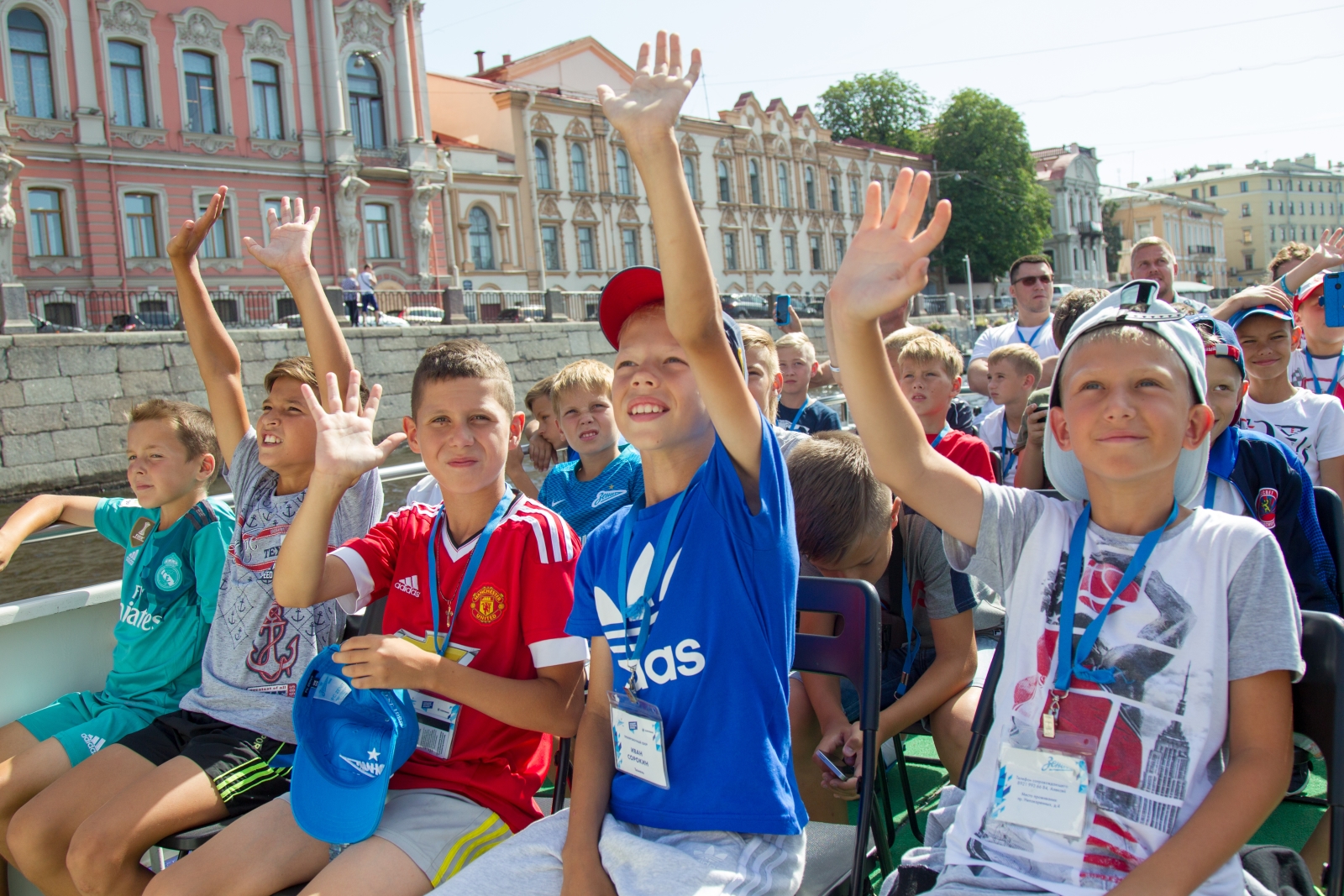 Дети из тренировочного лагеря «Газпром»-Академии на экскурсии по рекам и каналам