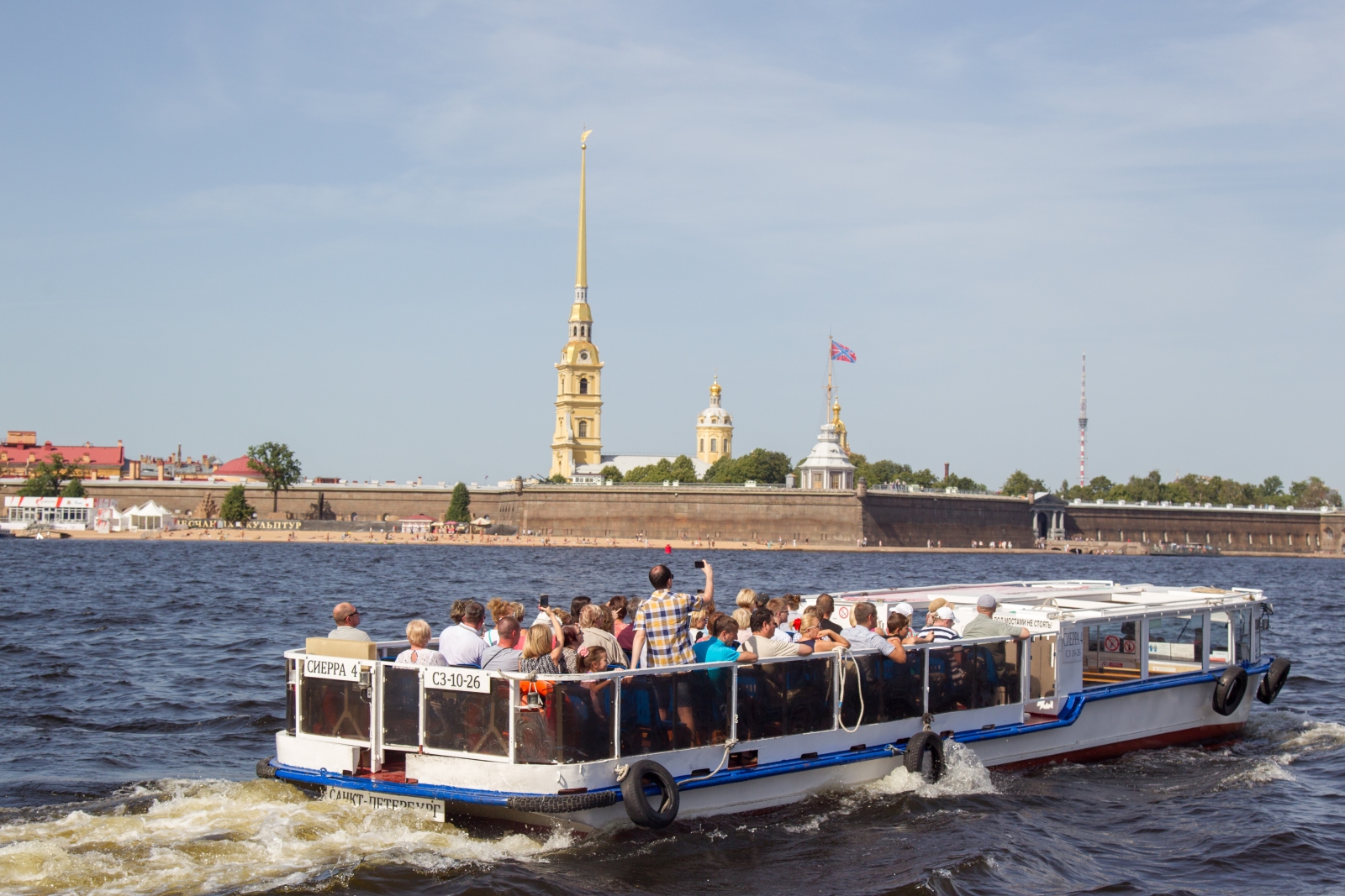 Дети из тренировочного лагеря «Газпром»-Академии на экскурсии по рекам и каналам