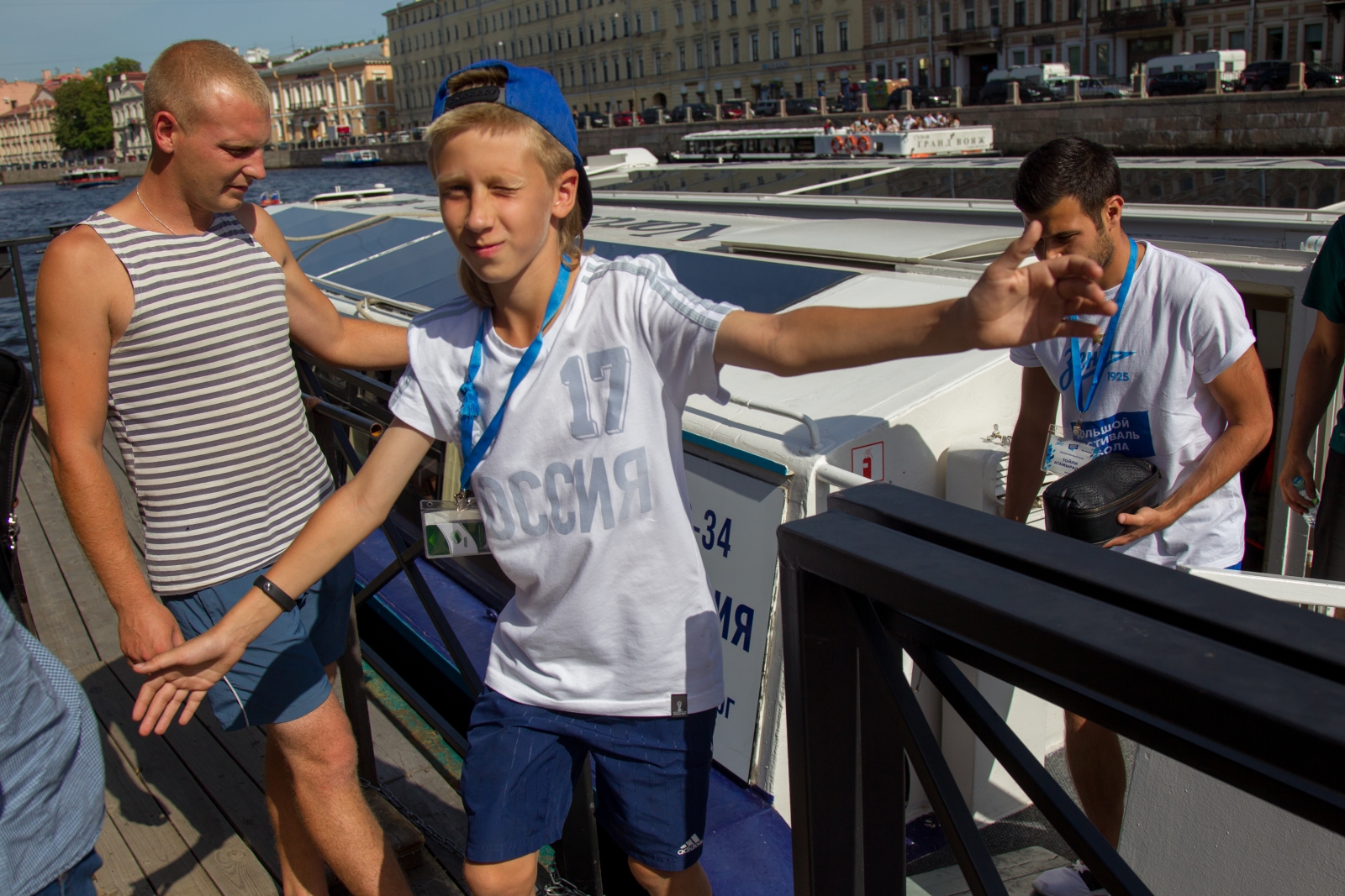 Дети из тренировочного лагеря «Газпром»-Академии на экскурсии по рекам и каналам