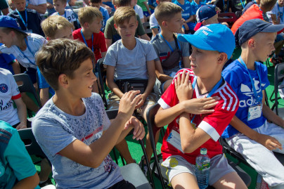 Дети из тренировочного лагеря «Газпром»-Академии на экскурсии по рекам и каналам