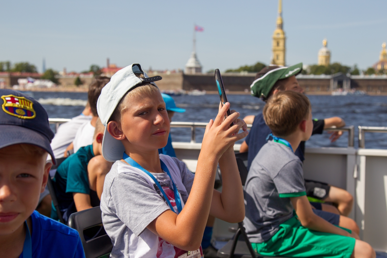 Дети из тренировочного лагеря «Газпром»-Академии на экскурсии по рекам и каналам