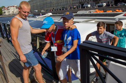 Дети из тренировочного лагеря «Газпром»-Академии на экскурсии по рекам и каналам