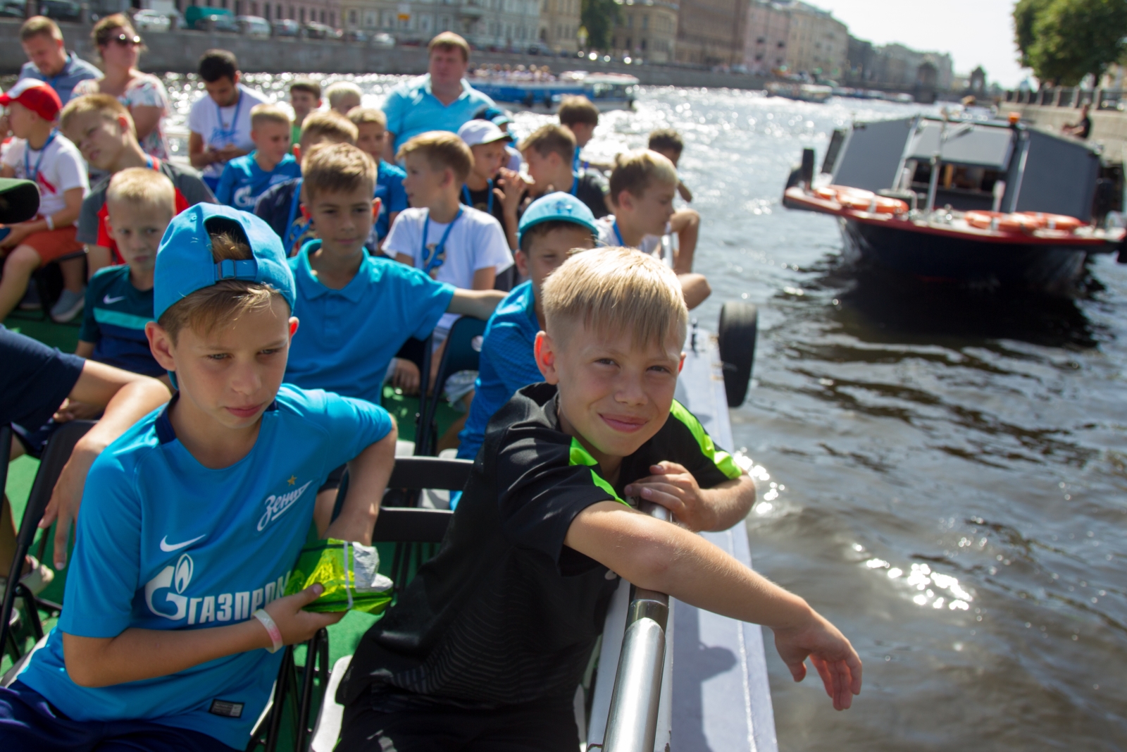 Дети из тренировочного лагеря «Газпром»-Академии на экскурсии по рекам и каналам