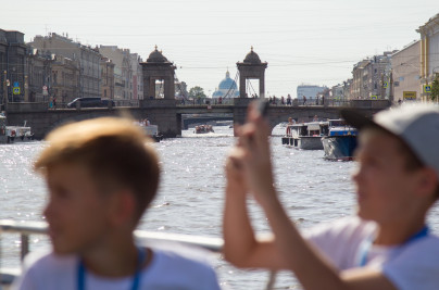Дети из тренировочного лагеря «Газпром»-Академии на экскурсии по рекам и каналам
