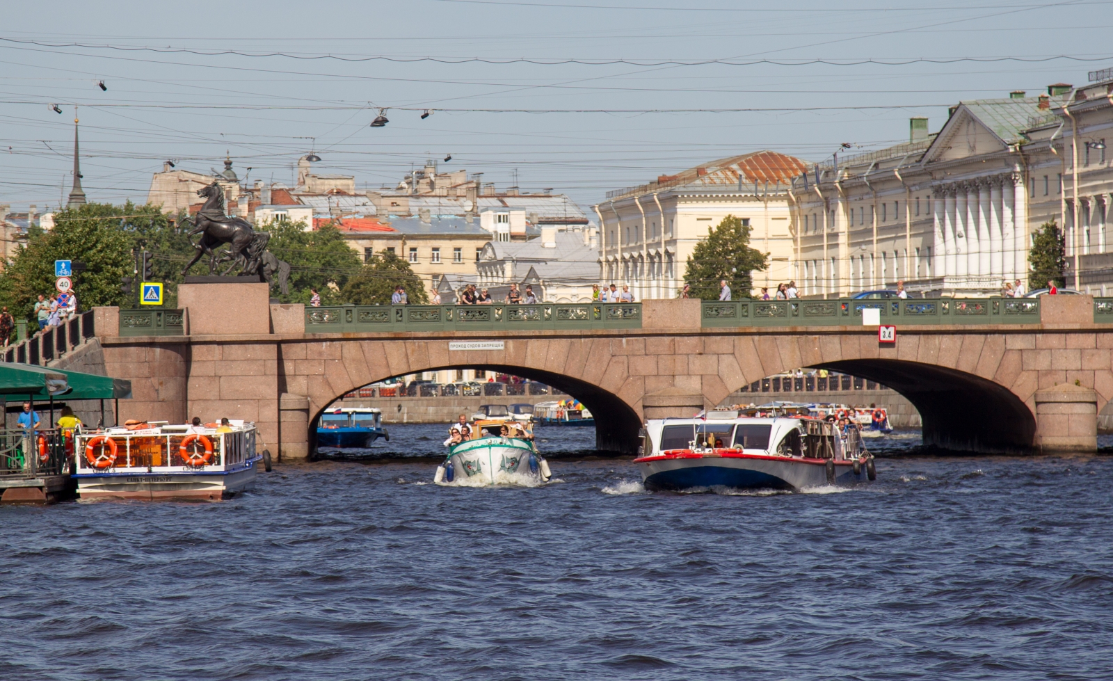 Дети из тренировочного лагеря «Газпром»-Академии на экскурсии по рекам и каналам