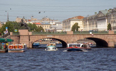 Дети из тренировочного лагеря «Газпром»-Академии на экскурсии по рекам и каналам