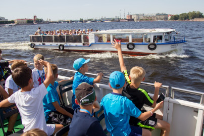 Дети из тренировочного лагеря «Газпром»-Академии на экскурсии по рекам и каналам