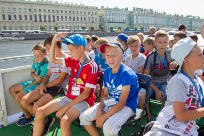 Дети из тренировочного лагеря «Газпром»-Академии на экскурсии по рекам и каналам