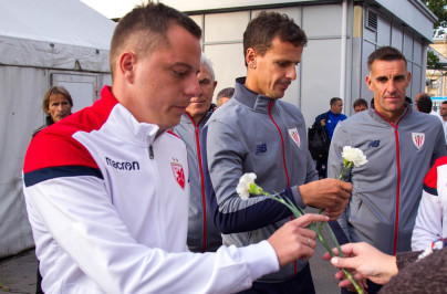 Возложение цветов к мемориальной доске Ю. А. Морозова