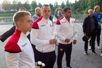 Возложение цветов к мемориальной доске Ю. А. Морозова