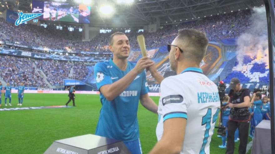 Видео дня на «Зенит-ТВ»: Сергей Шнуров вручил Артему Дзюбе приз лучшему игроку августа в РПЛ