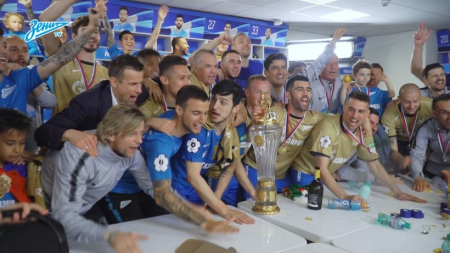 «Красавцы, с победой!»: раздевалка чемпионов России