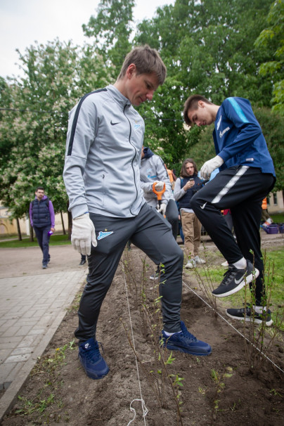 Андрей Аршавин и воспитанники Академии высадили кустарники в сквере ко дню рождения города