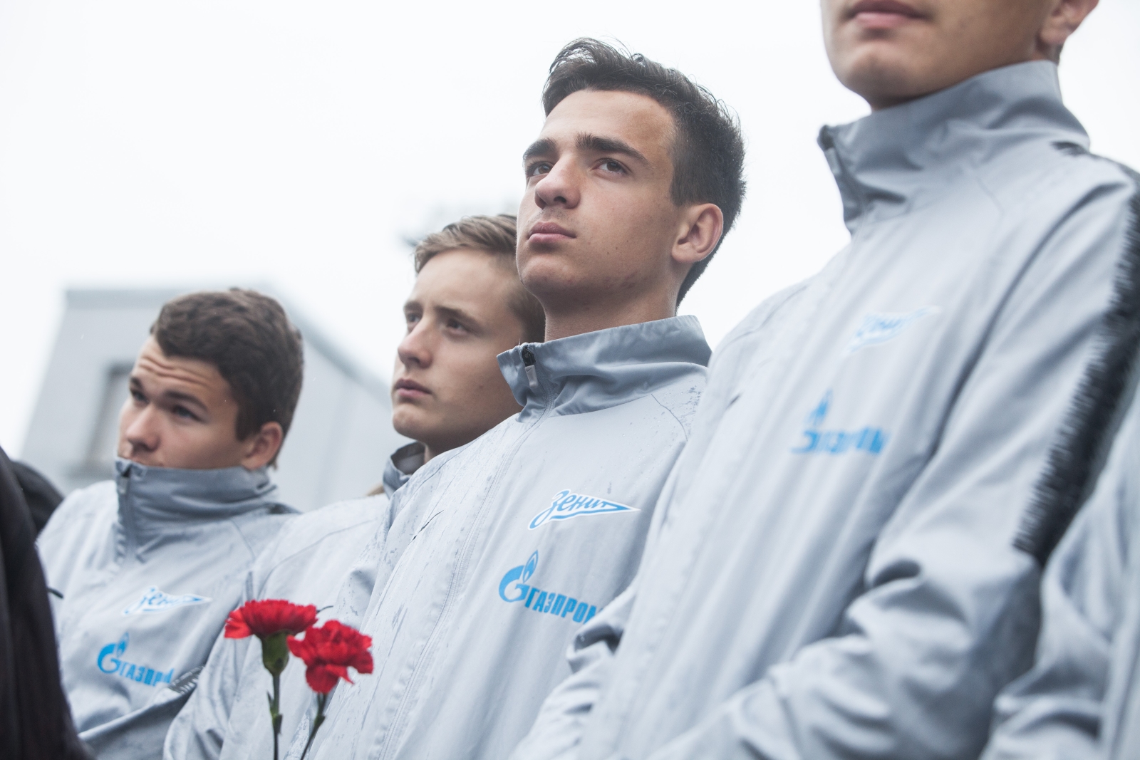 Воспитанники «Газпром»-Академии ФК «Зенит» и ветераны клуба возлагают цветы к памятнику футболистам блокадного Ленинграда