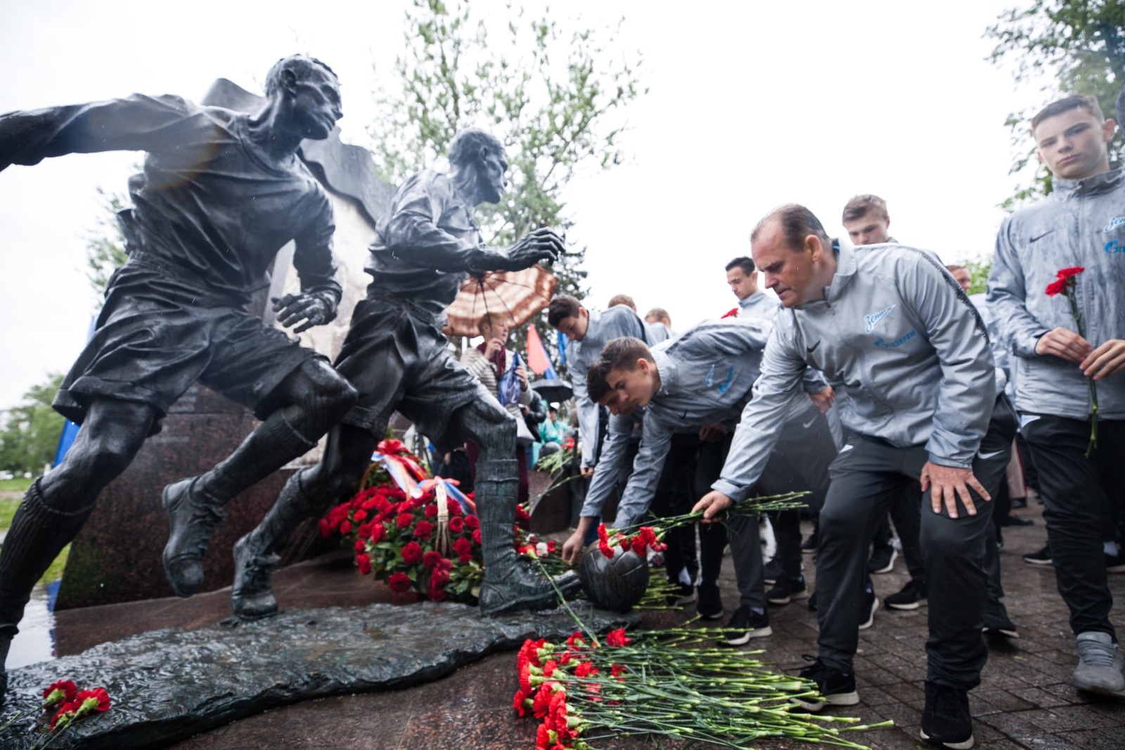 Воспитанники «Газпром»-Академии ФК «Зенит» и ветераны клуба возлагают цветы к памятнику футболистам блокадного Ленинграда
