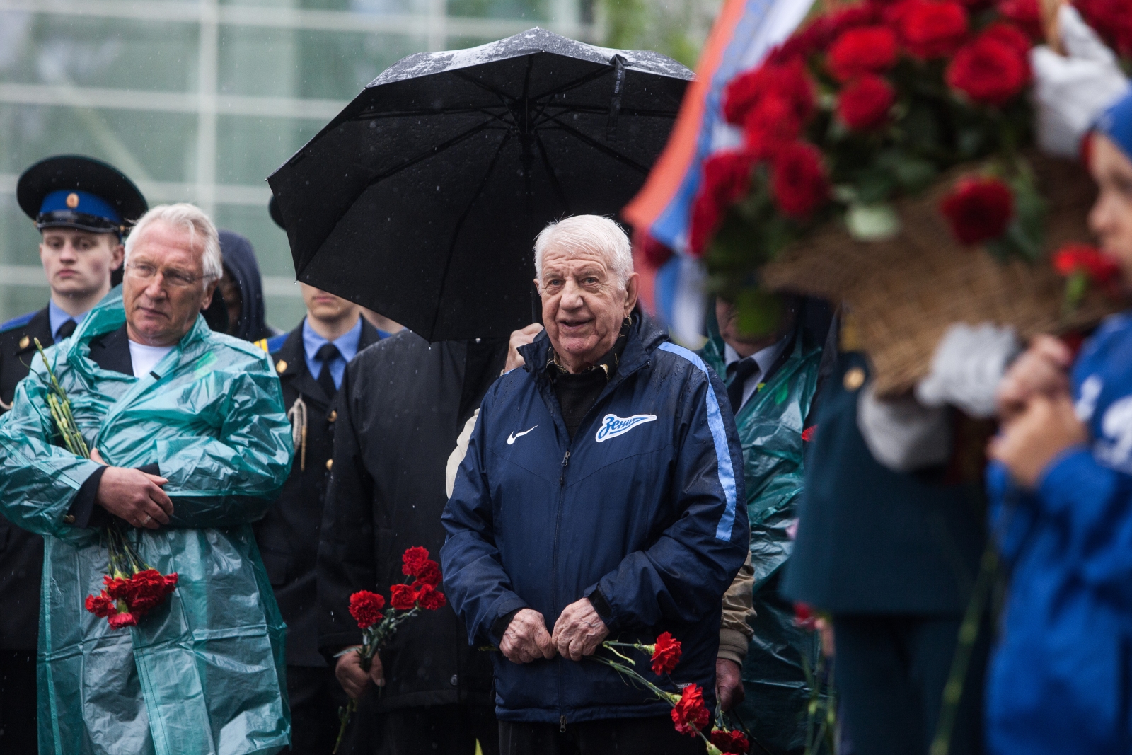 Воспитанники «Газпром»-Академии ФК «Зенит» и ветераны клуба возлагают цветы к памятнику футболистам блокадного Ленинграда