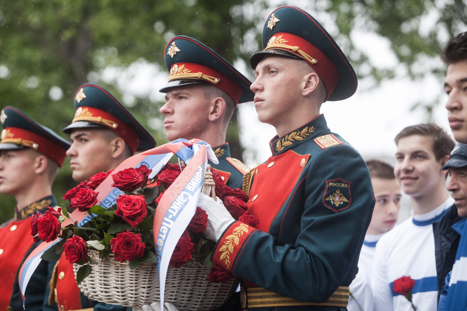 Воспитанники «Газпром»-Академии ФК «Зенит» и ветераны клуба возлагают цветы к памятнику футболистам блокадного Ленинграда