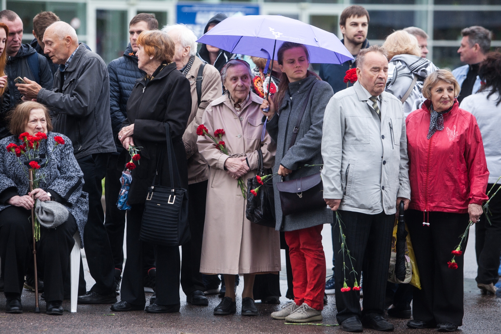 Воспитанники «Газпром»-Академии ФК «Зенит» и ветераны клуба возлагают цветы к памятнику футболистам блокадного Ленинграда