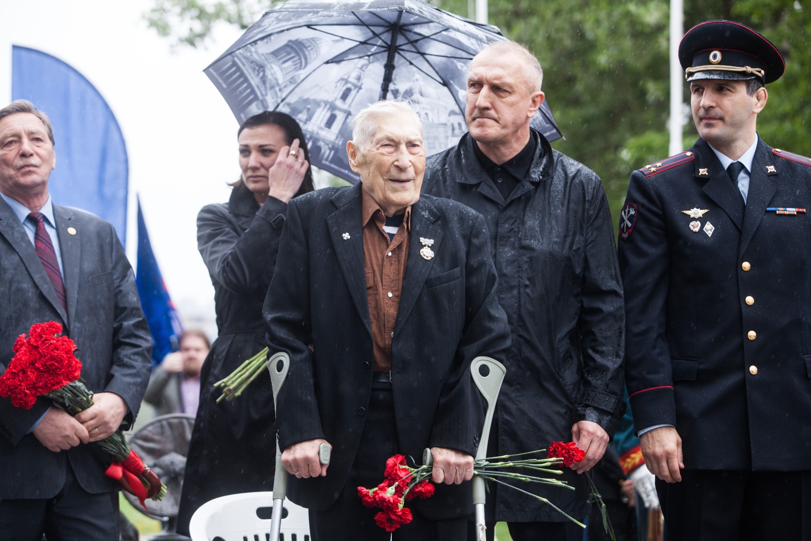 Воспитанники «Газпром»-Академии ФК «Зенит» и ветераны клуба возлагают цветы к памятнику футболистам блокадного Ленинграда