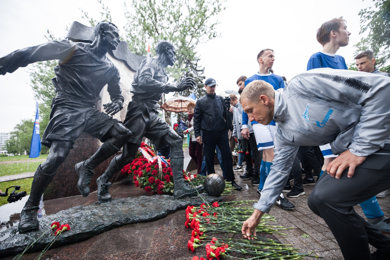 Воспитанники «Газпром»-Академии ФК «Зенит» и ветераны клуба возлагают цветы к памятнику футболистам блокадного Ленинграда
