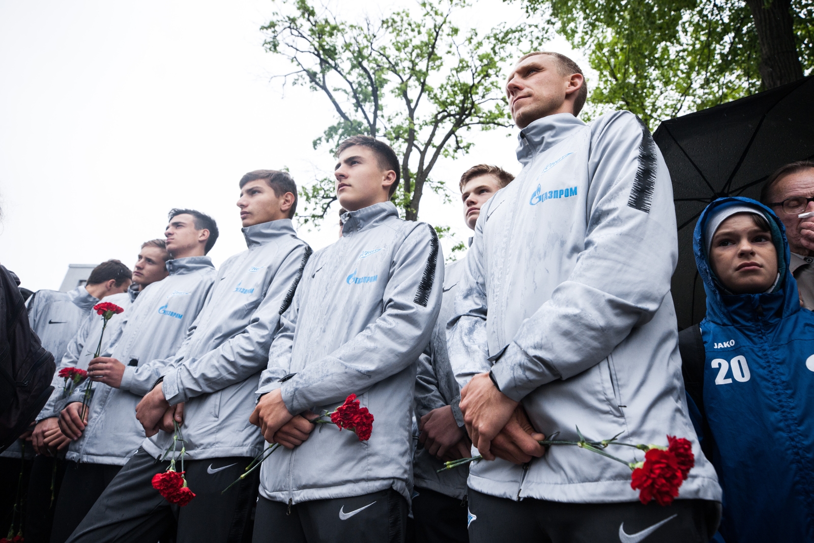 Воспитанники «Газпром»-Академии ФК «Зенит» и ветераны клуба возлагают цветы к памятнику футболистам блокадного Ленинграда